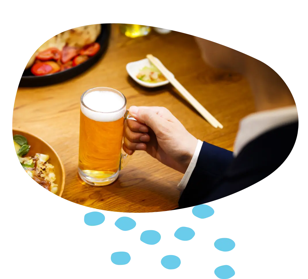 打ち合わせの後みんなで乾杯している写真