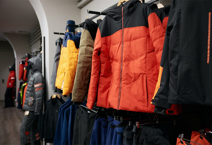 スキーウェアの下には何を着るべき？