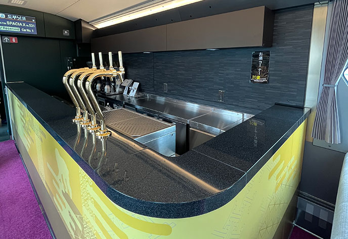 スペーシアXの3つの魅力！　3.車窓も楽しめる列車カフェ