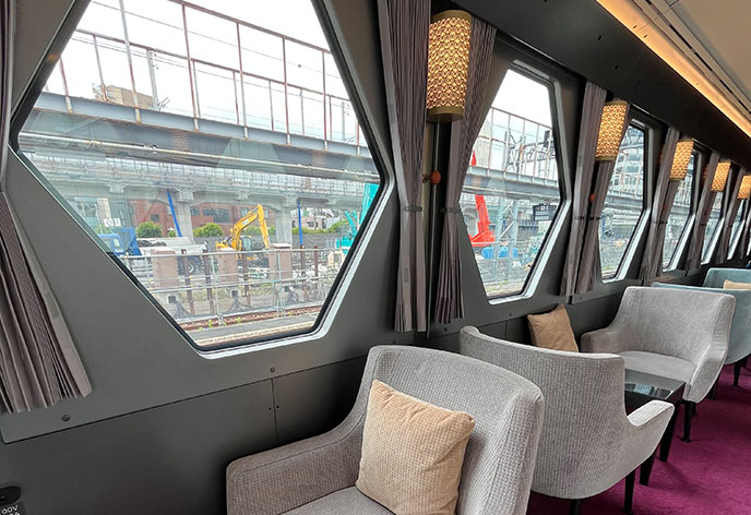 スペーシアXの3つの魅力！　3.車窓も楽しめる列車カフェ