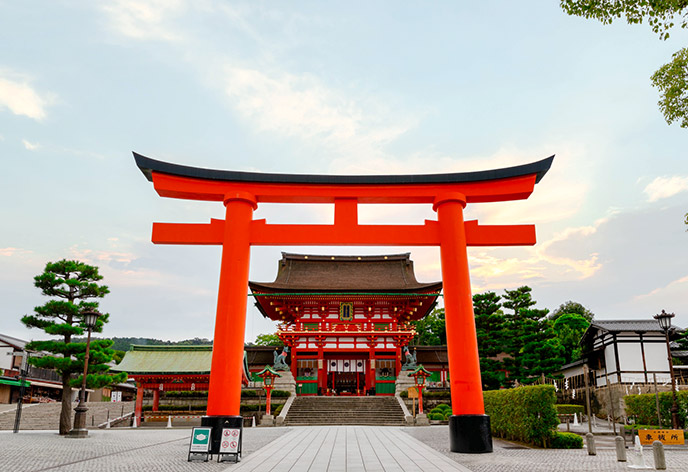 伏見稲荷大社の見どころは？魅力や歴史を解説