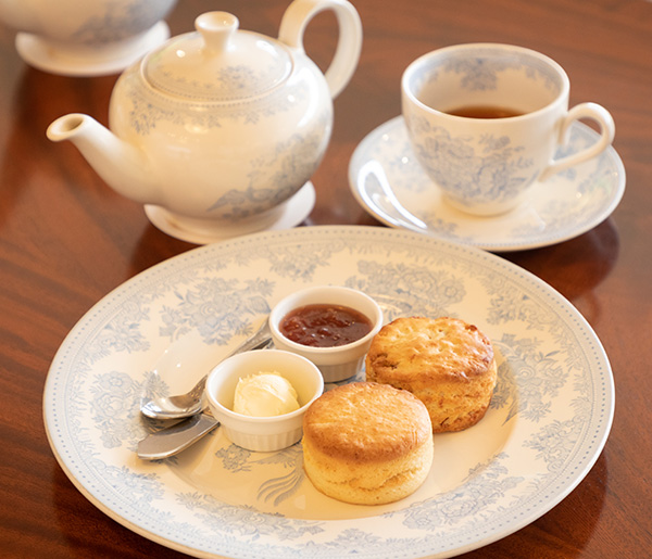 本場のスコーンと紅茶で優雅なティータイム