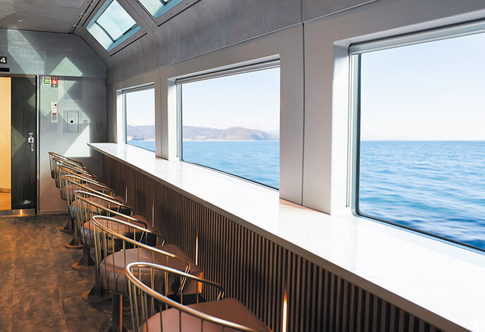 ４号車カフェテリア