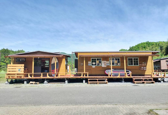 管理棟には売店が！キャンプに必要なものをご用意。