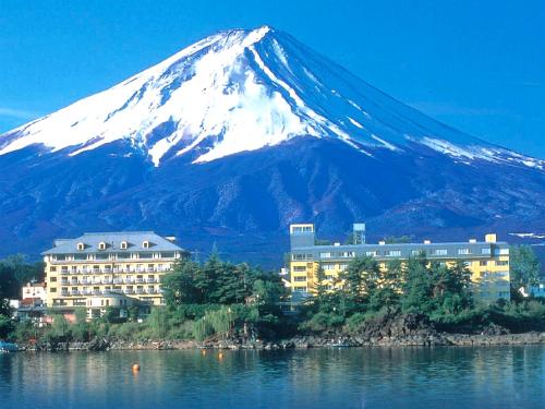 新宿駅発◆３１日前割★特急富士回遊号で行く！河口湖温泉★富士レークホテル＜禁煙　西館・和洋室（和室８畳＋ツイン）＞お手軽朝食付プラン【朝食付】◇２～６名１室◇ＪＲきっぷ駅受取