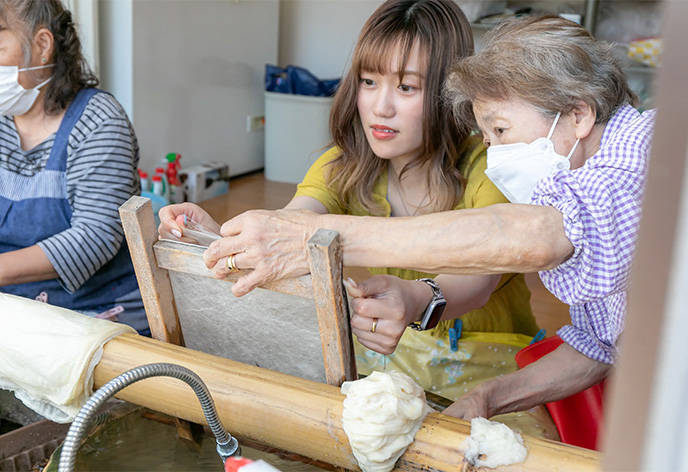 創業1730年の近江真綿工房で真綿づくり体験