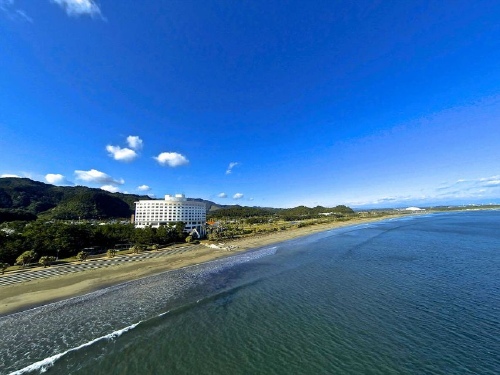 新大阪駅発◆ＪＲで行く！宮崎★ＡＮＡホリデイ・イン　リゾート宮崎＜禁煙　和室８～１０畳＞◆日向灘を望む様々なお風呂でリラックス♪【朝食付】２～５名１室◇ＪＲきっぷ駅受取