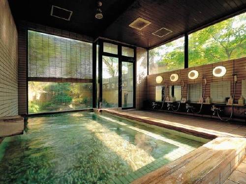 東京駅発◆４５日前割★東北新幹線で行く！秋田・十和田湖畔温泉★山乃御振舞とわだこ賑山亭＜喫煙　和室１０畳＞十和田湖まで徒歩約１分♪十和田湖観光に便利【朝食付】２～５名１室◇ＪＲきっぷ駅受取