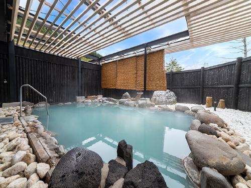 新宿発◆ＪＲ東武直通特急で行く日光★亀の井ホテル奥日光湯元＜禁煙　和室１０畳＞夕食はビュッフェ◆レイトチェックアウト１１時◆乳白色の温泉にごり湯の宿【夕朝食付】２～４名１室◇ＪＲきっぷ駅受取