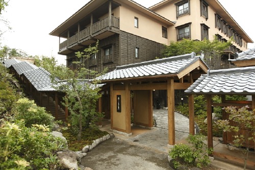 上野駅発◆おトク旅★特急草津・四万号で行く！草津温泉★お宿木の葉＜禁煙　和風ツイン　バス無２１平米＞夕食は飲み放題付のハーフバイキング◆色浴衣無料で貸出♪【夕朝食付】２名１室◇ＪＲきっぷ駅受取