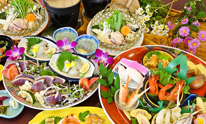 リバーサイドホテル松栄　皿鉢会席(夕食の一例)