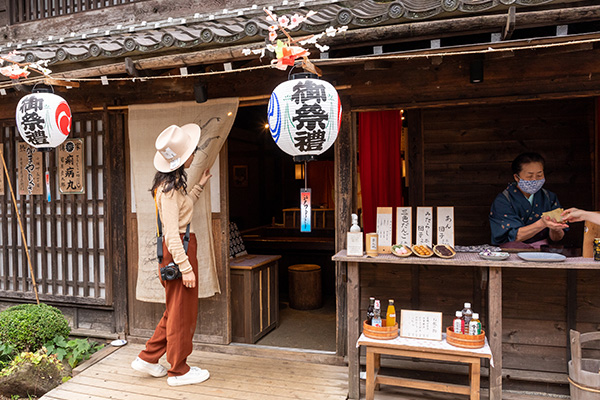 テイクアウトできる甘味処で、きれいな色の「三色団子」を購入。