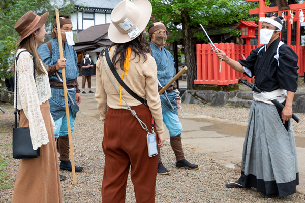 ちょんまげを結った江戸人たちが、町中で見せてくれるパフォーマンス