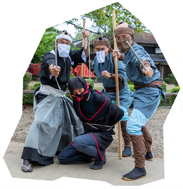 ちょんまげを結った江戸人たちが、町中で見せてくれるパフォーマンス