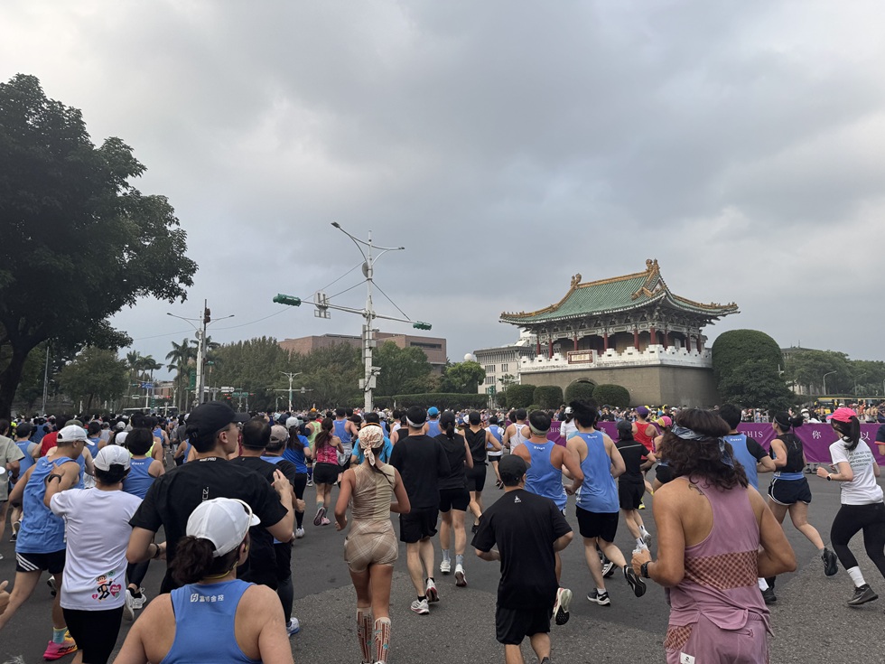 台北マラソン　東門(景福門)
