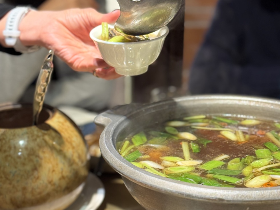 金蓬萊 螺肉魷魚蒜鍋（イカと貝のガーリック風台湾スープ）